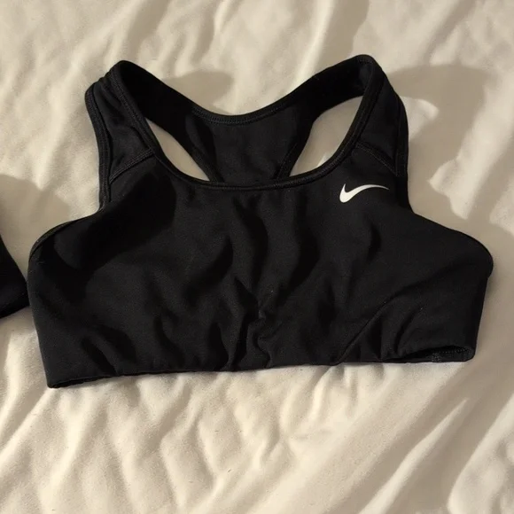 Set of Nike sports bras - Picture 2 of 8